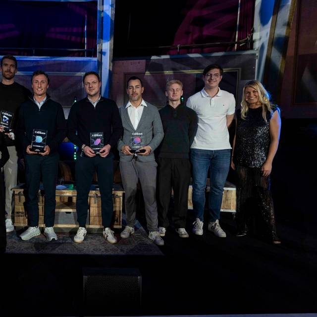 Die Gewinnerinnen und Gewinner der D.Sports Awards 2025 stehen nebeneinander und halten die Preise in der Hand.