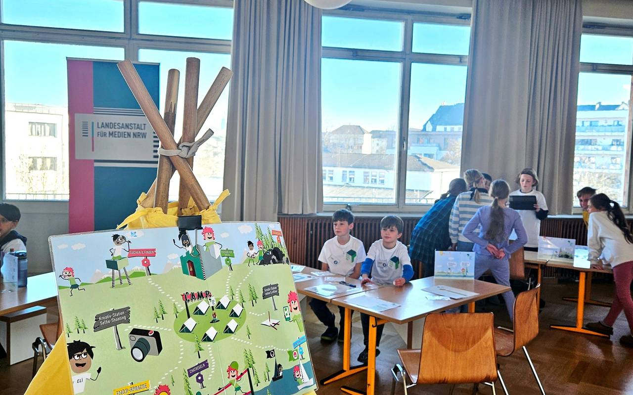 Kinder nehmen in der Aula der Bonifatius Grundschule am Programm der Medienscouts teil.