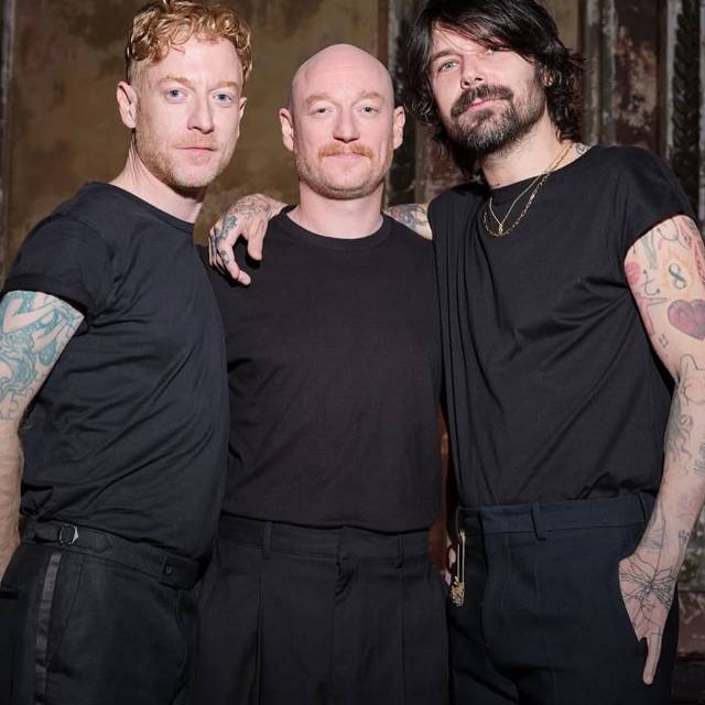 Die schottische Band Biffy Clyro in schwarzen Shirts.