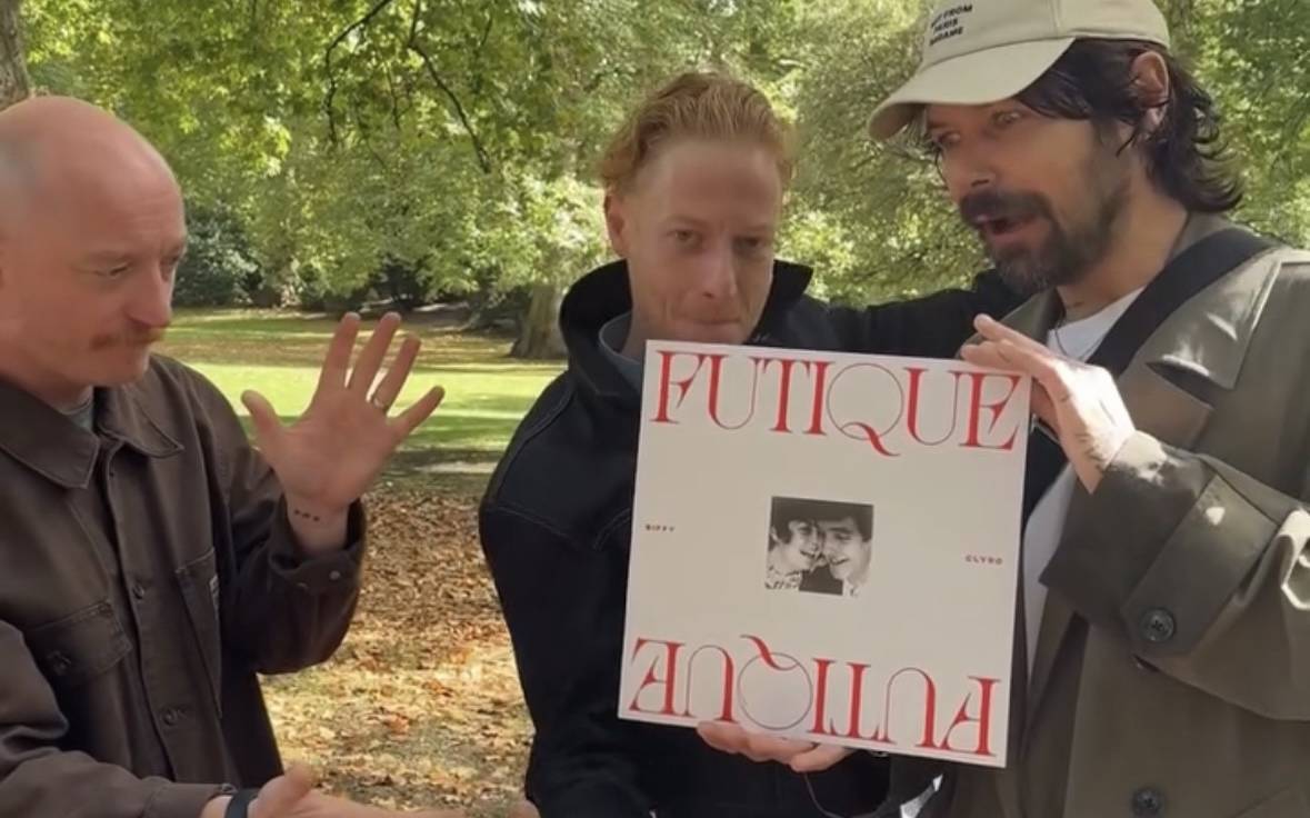 Biffy Clyro präsentieren ihre aktuelle Platte FUTIQUE in einem Park.