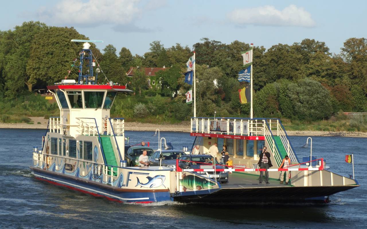 Die Rheinfähre zwischen Kaiserswerth und Meerbusch fährt über den Rhein.