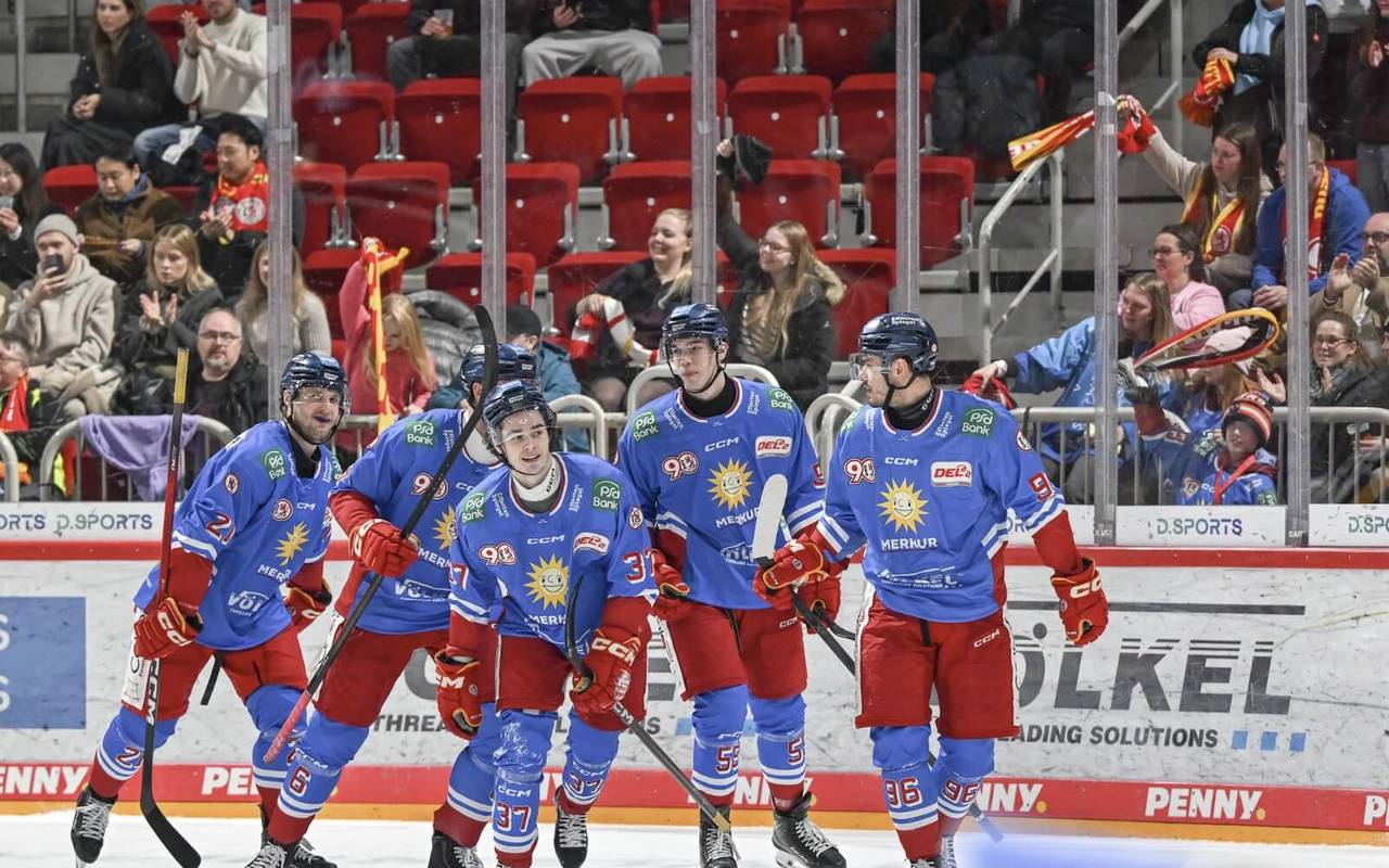 DEG-Spieler bejubeln den Heimsieg gegen die Eisbären Regensburg.