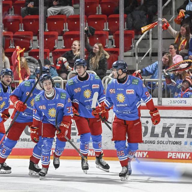DEG-Spieler bejubeln den Heimsieg gegen die Eisbären Regensburg.