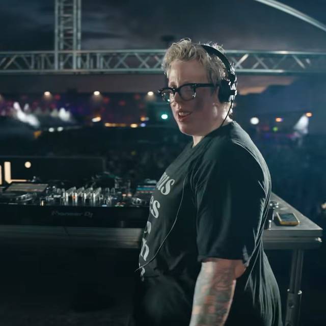 Marea Stamper (The Blessed Madonna) an ihren DJ-Decks vor einer Partycrowd