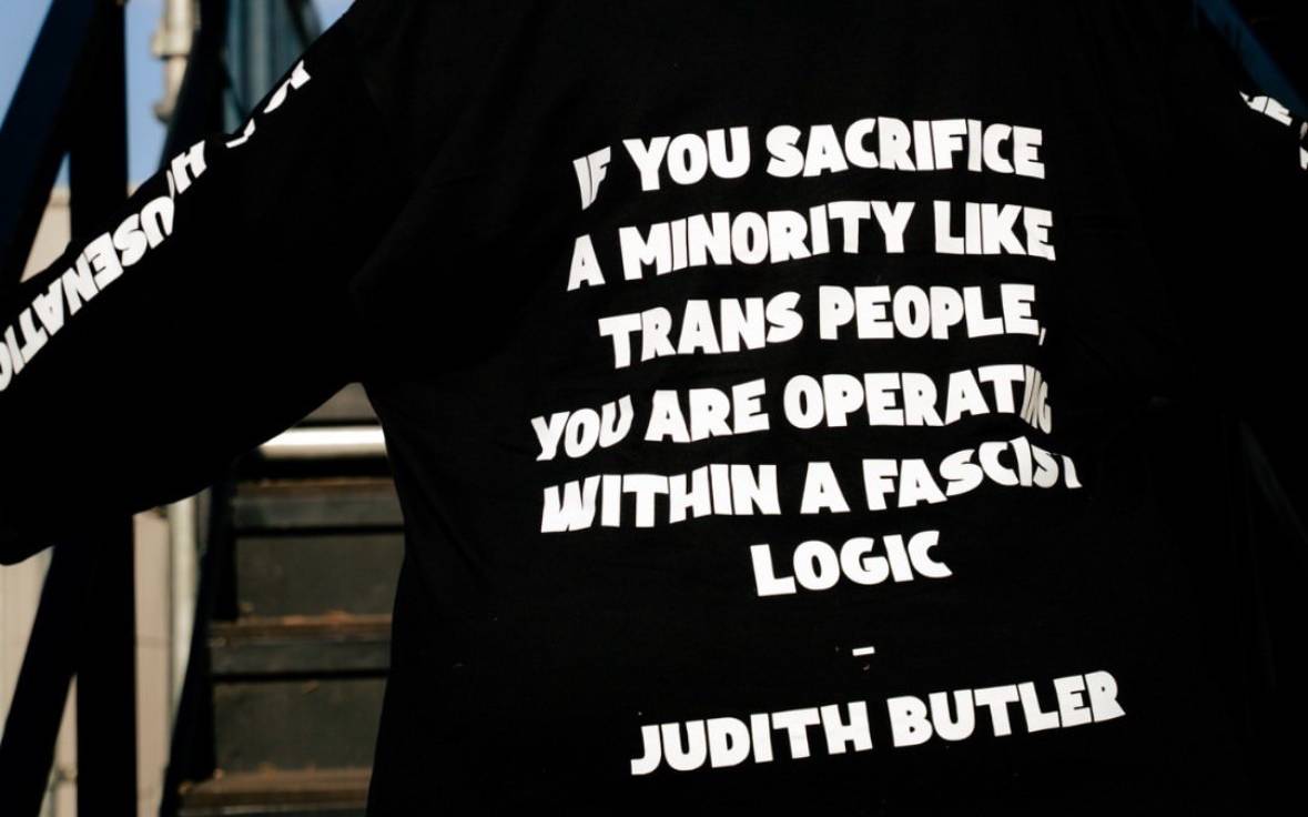 The Blessed Madonna trägt ein Shirt mit politischer Botschaft.