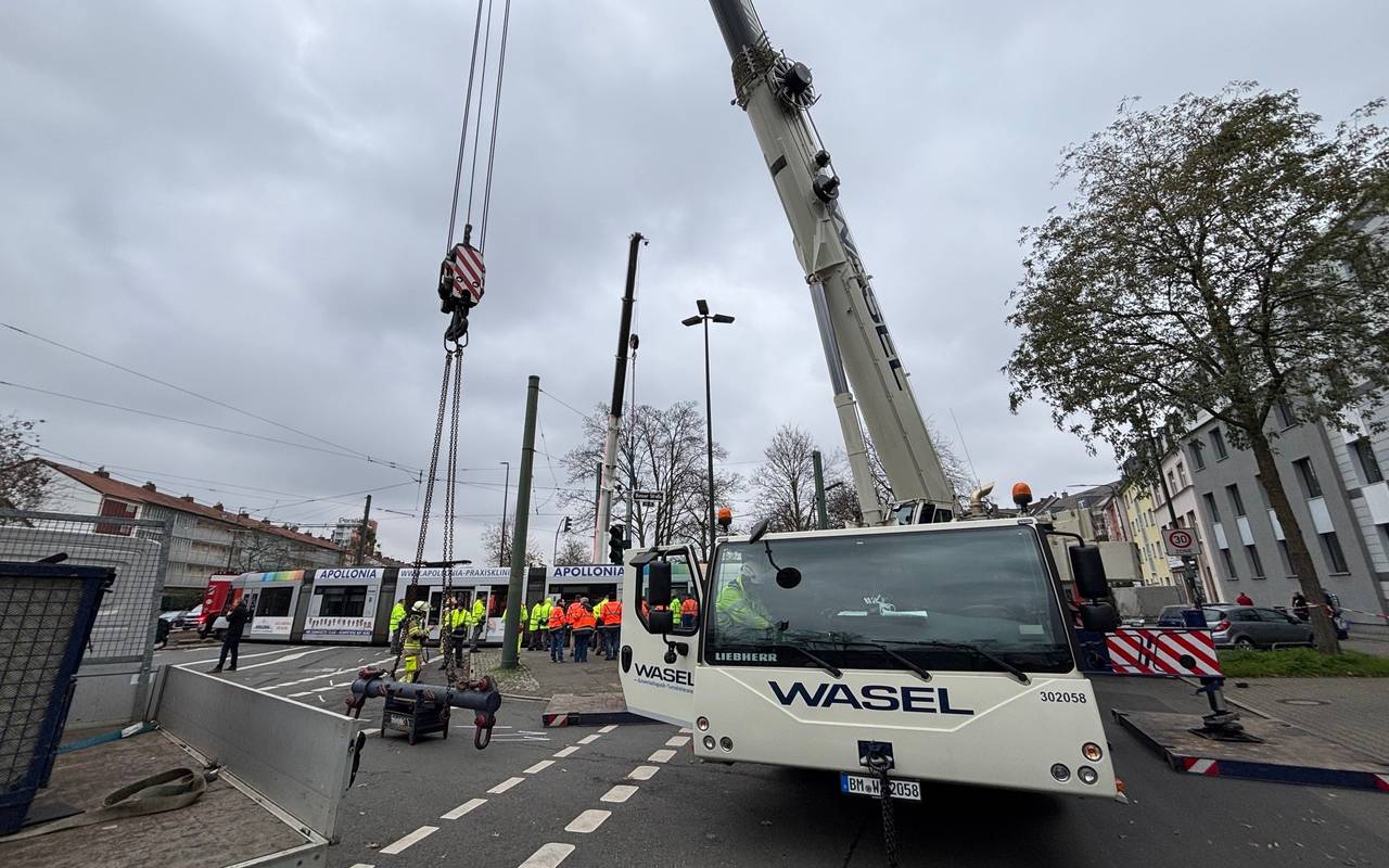 Eine Bahn der Rheinbahn-Linie U72 ist in Holthausen entgleist. Die Feuerwehr hat mit der Bergung begonnen.