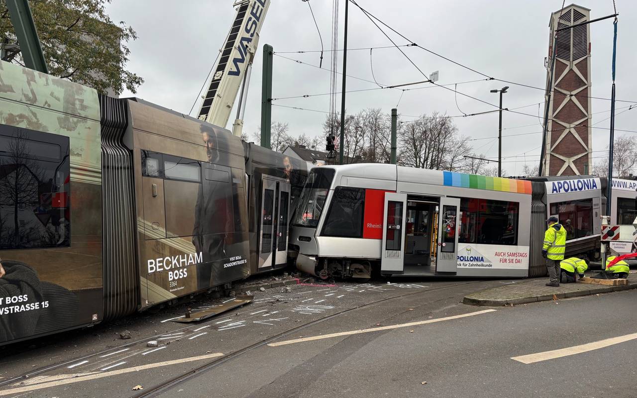 Eine Bahn der Rheinbahn-Linie U72 ist in Holthausen entgleist. Die Feuerwehr hat mit der Bergung begonnen.