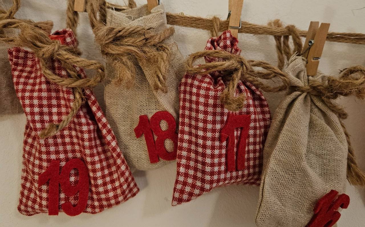 Stoffsäckchen eines Adventskalenders mit Zahlen.