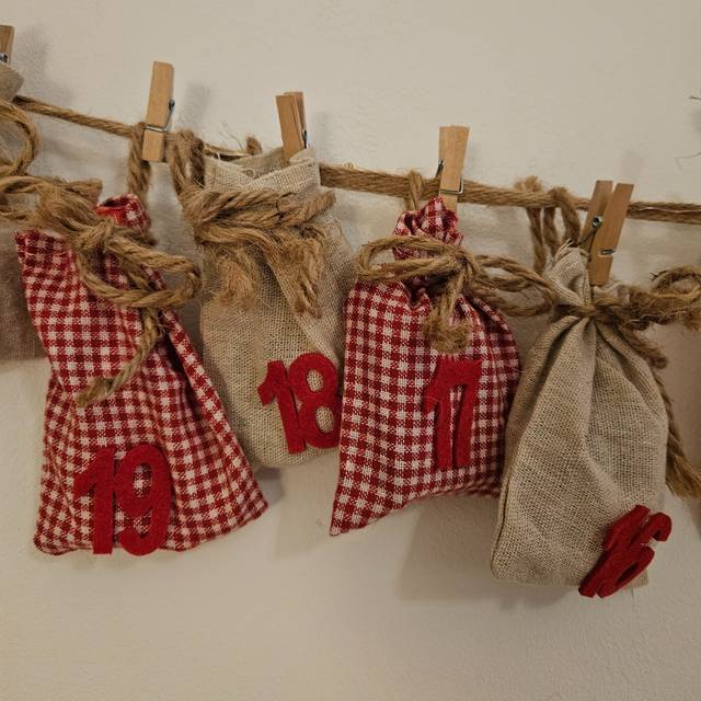 Stoffsäckchen eines Adventskalenders mit Zahlen.