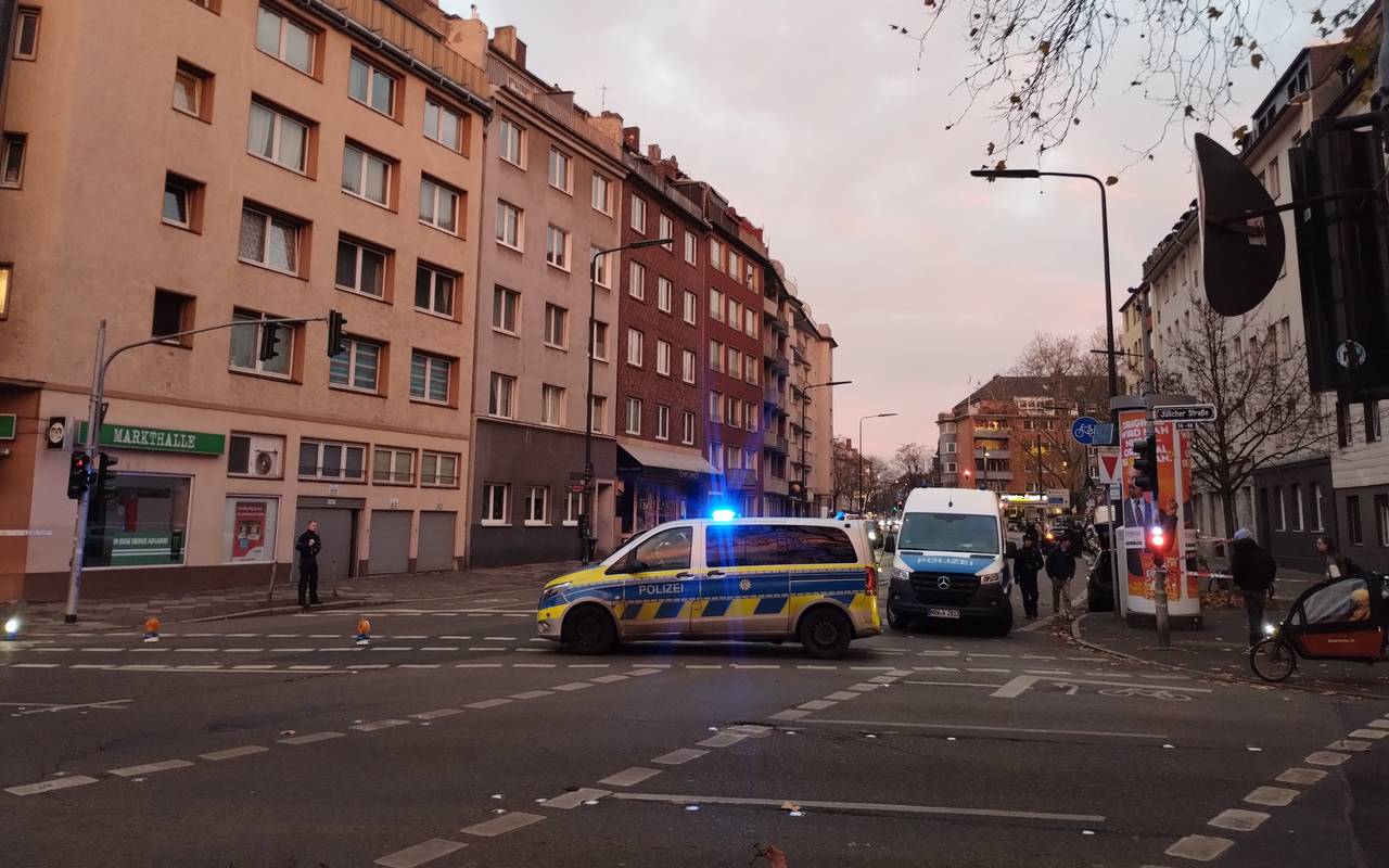 Eindrücke von der Eulerstraße. Hier hat es in der Nacht eine Explosion im Eingangsbereich eines Mehrfamilienhauses gegeben.