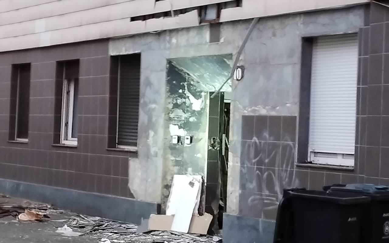Der zerstörte Eingangsbereich eines Mehrfamilienhauses auf der Eulerstraße. Hier hat es eine Explosion gegeben.