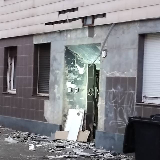 Der zerstörte Eingangsbereich eines Mehrfamilienhauses auf der Eulerstraße. Hier hat es eine Explosion gegeben.