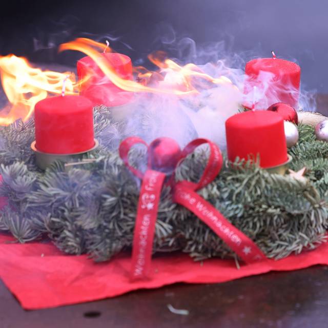 Ein brennender Adventskranz - als Warnung der Feuerwehr vor den Gefahren in der Advents- und Weihnachtszeit.