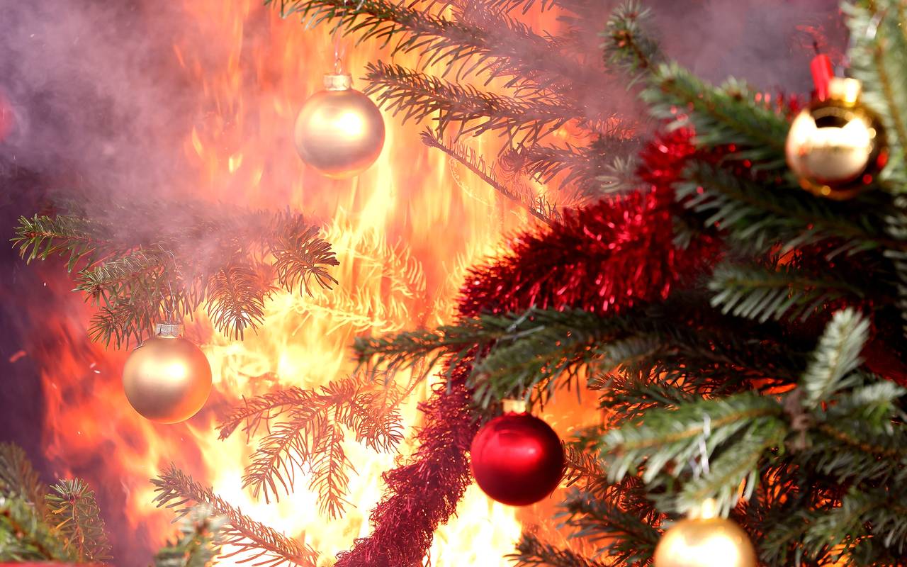 Ein brennender Tannenbaum - als Warnung der Feuerwehr vor dem richtigen Umgang mit Kerzen & Co.