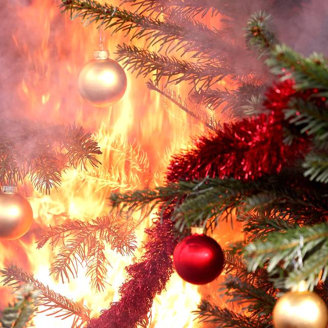 Ein brennender Tannenbaum - als Warnung der Feuerwehr vor dem richtigen Umgang mit Kerzen & Co.