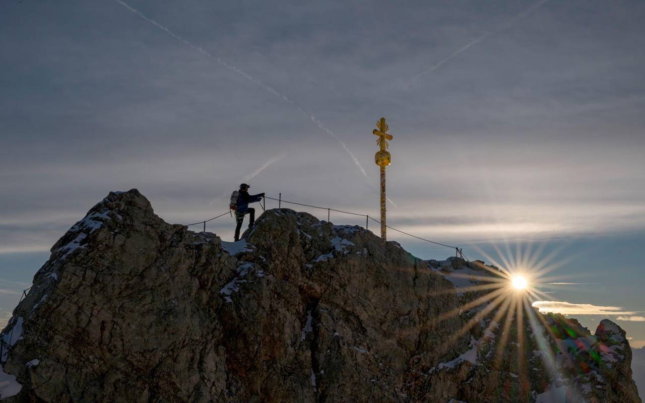 Zugspitz-Gipfelkreuz wird ins Tal geflogen und restauriert