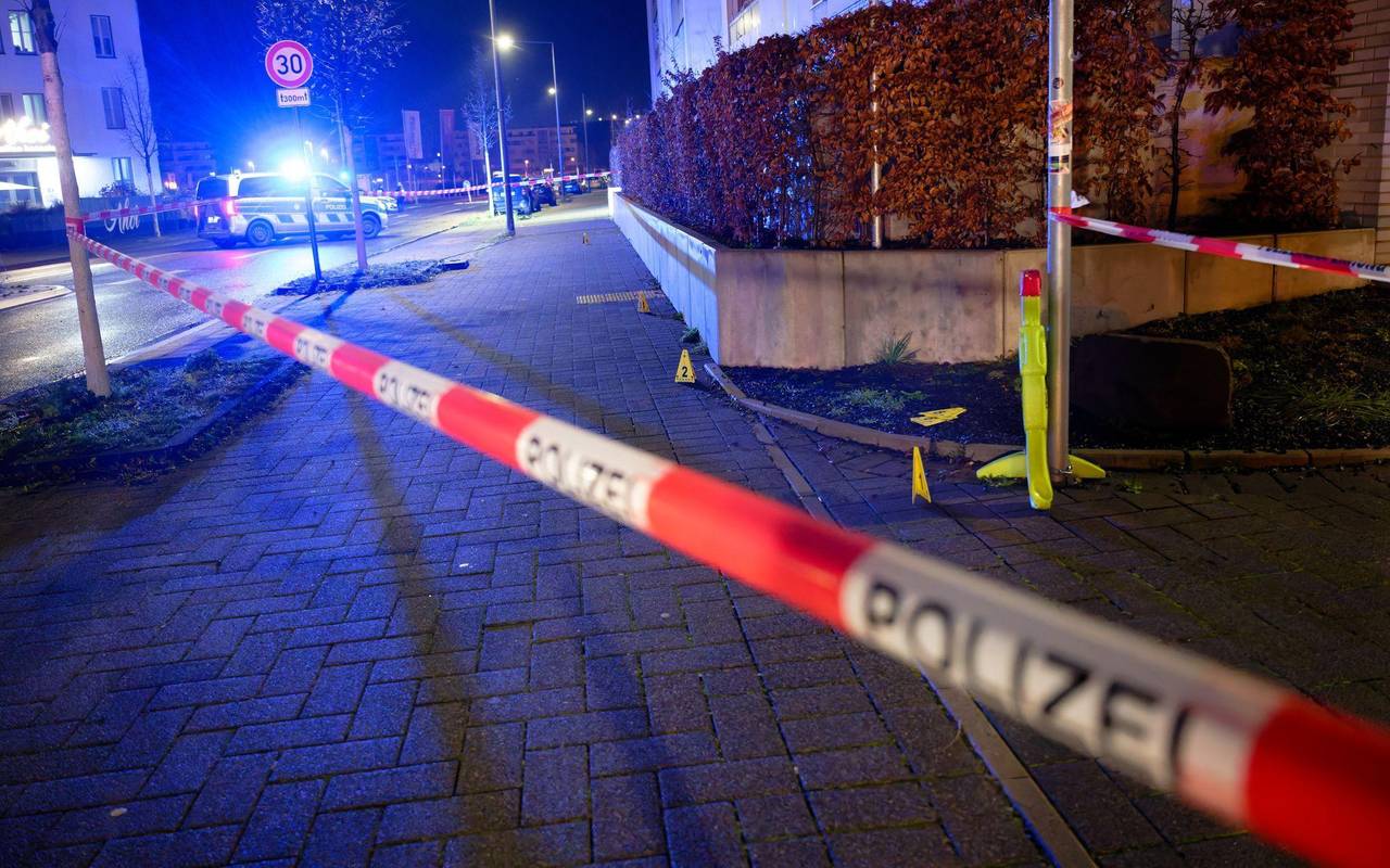 Männer nahe Veranstaltungshalle in Köln angeschossen