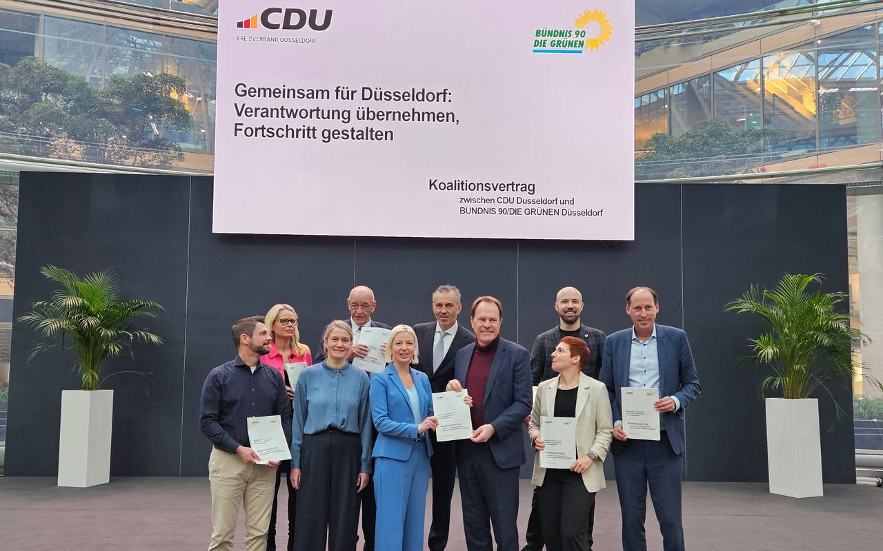 Vertreter der Parteien CDU und Bündnis 90 die Grünen mit dem neuen Koalitionsvertrag.