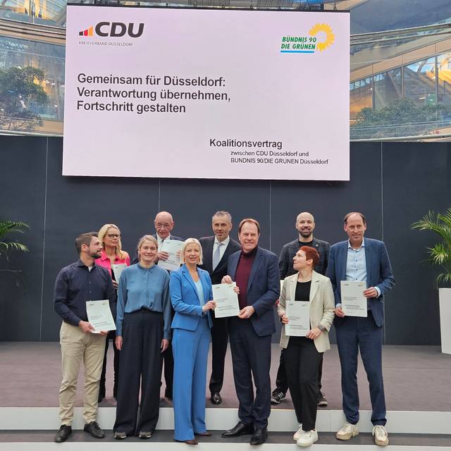 Vertreter der Parteien CDU und Bündnis 90 die Grünen mit dem neuen Koalitionsvertrag.