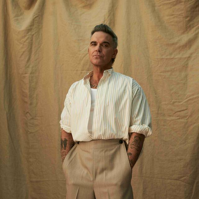 Robbie Williams schaut in die Kamera
