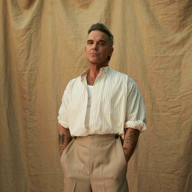 Robbie Williams schaut in die Kamera
