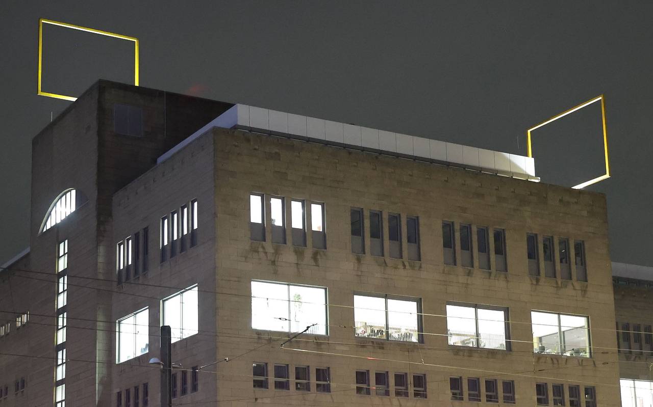 Das Kunstwerk "Blickfang" leuchtet jetzt auf der Zentralbibliothek KAP1 gegenüber dem Hauptbahnhof. Immer nach Einbruch der Dunkelheit sehen wir dort die beleuchteten, goldfarbigen Stahlrahmen.