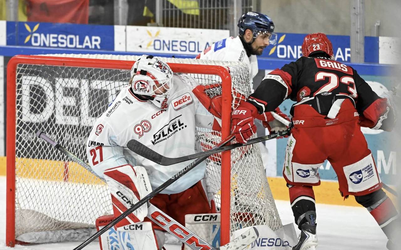 DEG-Torwart Niklas Lunemann in Aktion