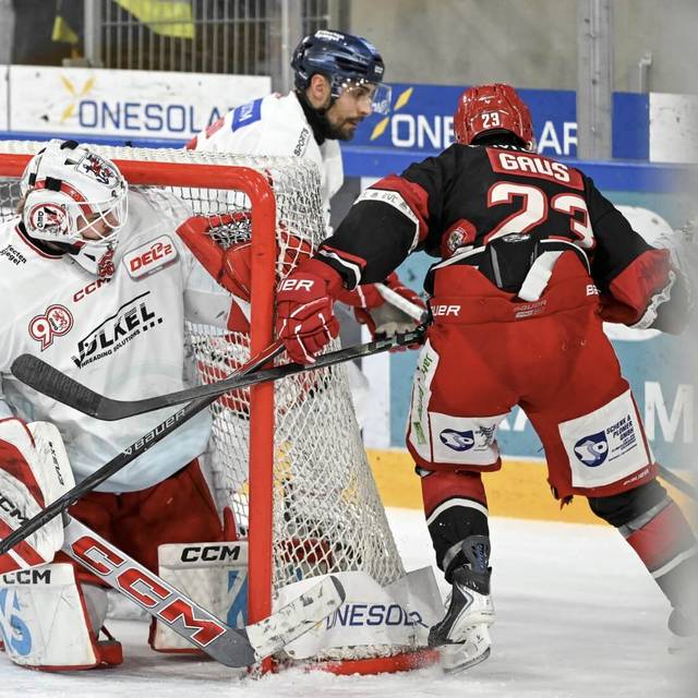 DEG-Torwart Niklas Lunemann in Aktion