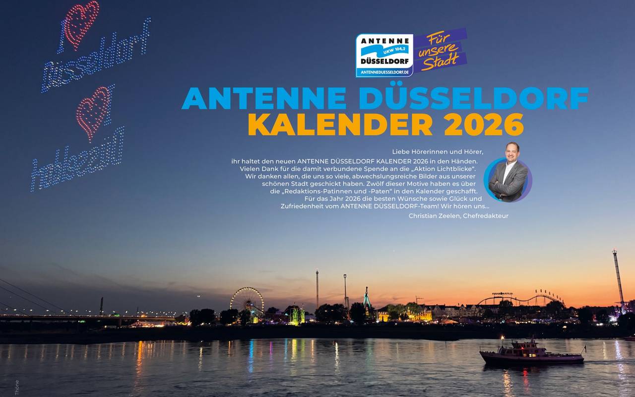 Das Titelbild zeigt die Rheinkirmes am Abend der Drohnenshow die "I love Düsseldorf" in den Himmel schreiben.
