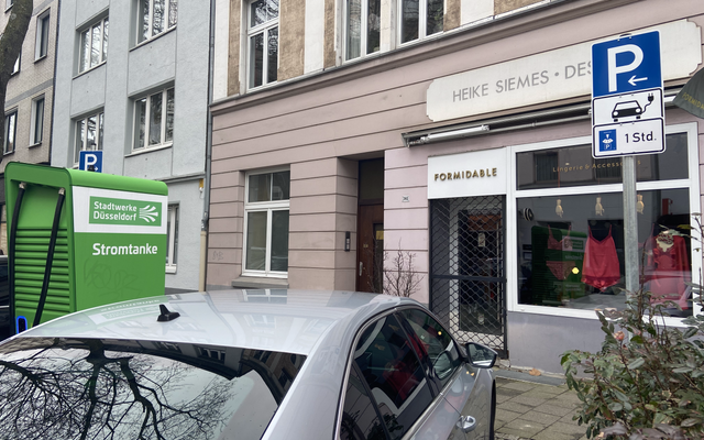 Ein Auto parkt an einer E-Ladesäule in Düsseldorf.