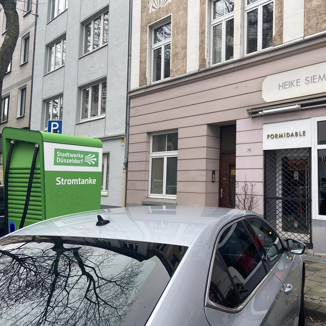 Ein Auto parkt an einer E-Ladesäule in Düsseldorf.