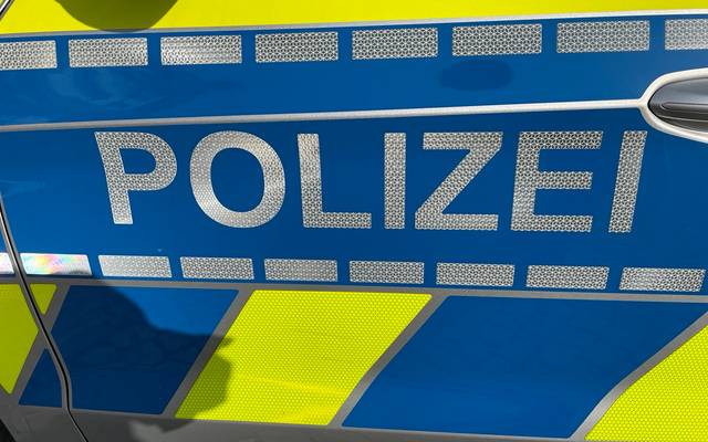 Die Tür eines Polizeiwagens mit dem Schriftzug "Polizei".