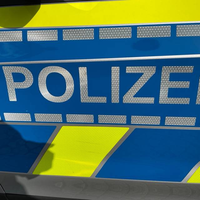 Die Tür eines Polizeiwagens mit dem Schriftzug "Polizei".