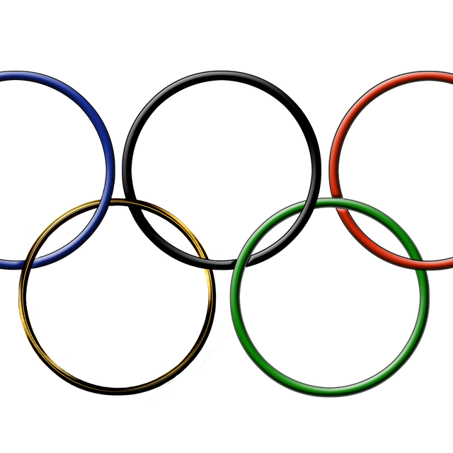 Die olympischen Ringe auf weißem Hintergrund.