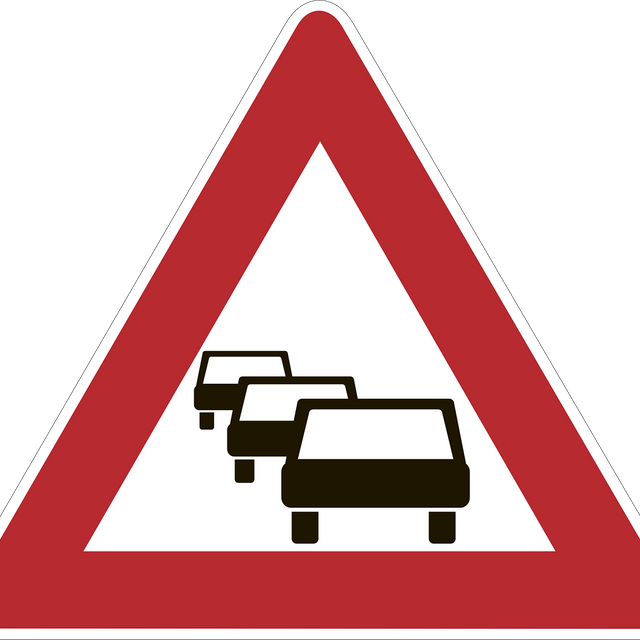 Stau: Ein rotes Dreieck umrandet drei schwarze gezeichnete Autos, die hintereinander im Stau stehen.