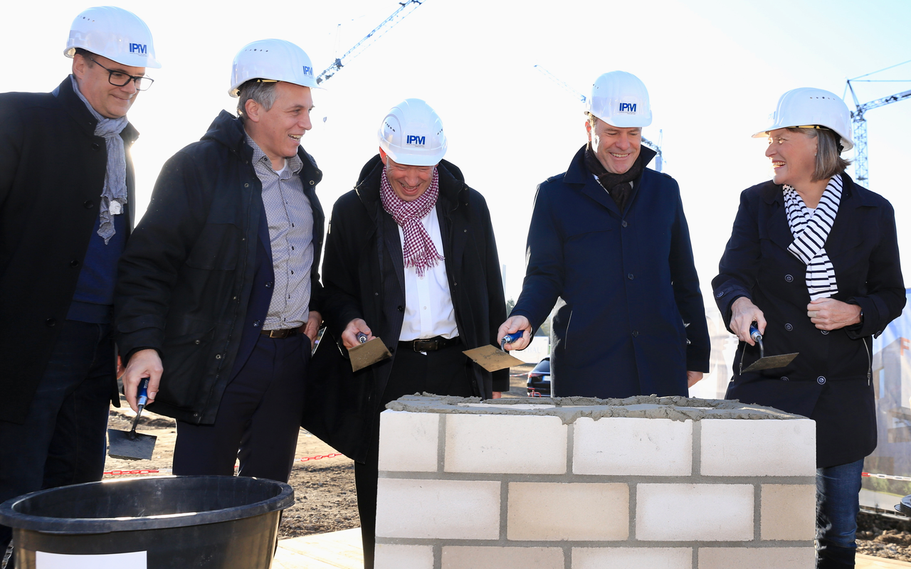 Dr. Stephan Keller, Stadtdirektor Burkhard Hintzsche, Stadtkämmerin Dorothée Schneider, Beigeordneter Jochen Kral und IPM-Aufsichtsratsvorsitzender Dr. Thorsten Graeßner bei der Grundsteinlegung.