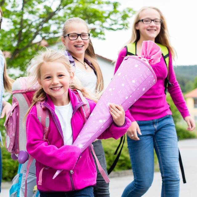 Ein Kind mit Schultüte auf dem Weg zur Einschulung