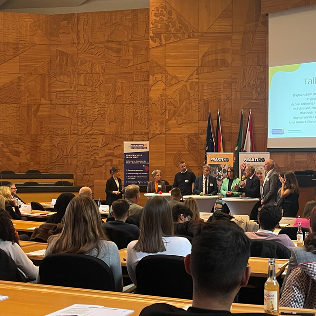 Der Ratssaal im Düsseldorfer Rathaus. Im Plenum sitzen junge Menschen.