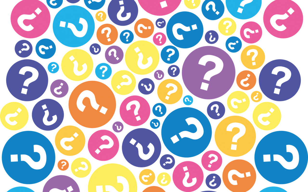 Viele bunte Fragezeichen. Ein Symbolbild für die Freitagsfrage von Antenne Düsseldorf.