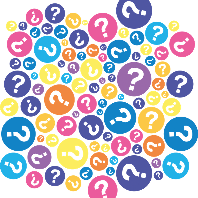 Viele bunte Fragezeichen. Ein Symbolbild für die Freitagsfrage von Antenne Düsseldorf.