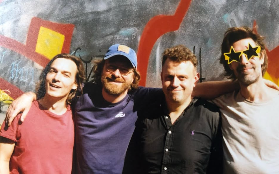 Die Band Die Höchste Eisenbahn liegt sich im Arm