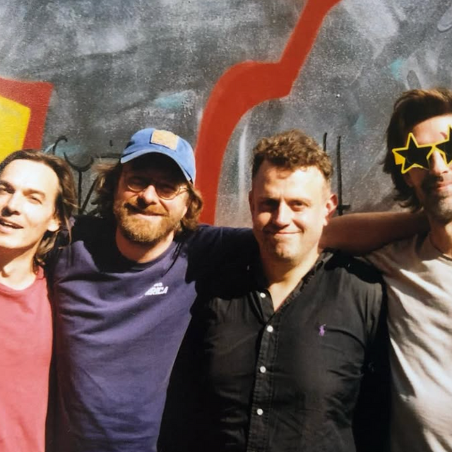 Die Band Die Höchste Eisenbahn liegt sich im Arm