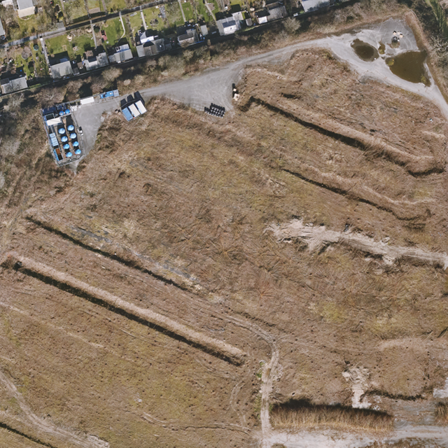 Luftaufnahme der etwa fünf Hektar großen Brachfläche des Lagers 61. Die Sanierungsanlage befindet sich oben links.