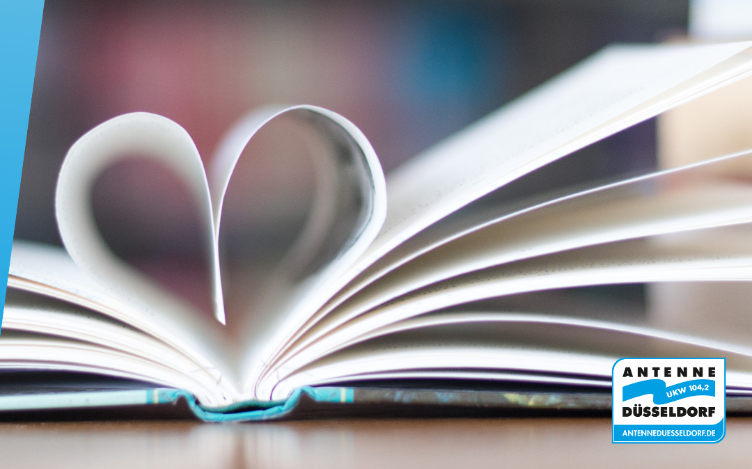 Ein aufgeschlagenes Buch. Die Seiten sind zu einem Herz geformt. An der Seite sieht man das Antenne-Düsseldorf-Logo.