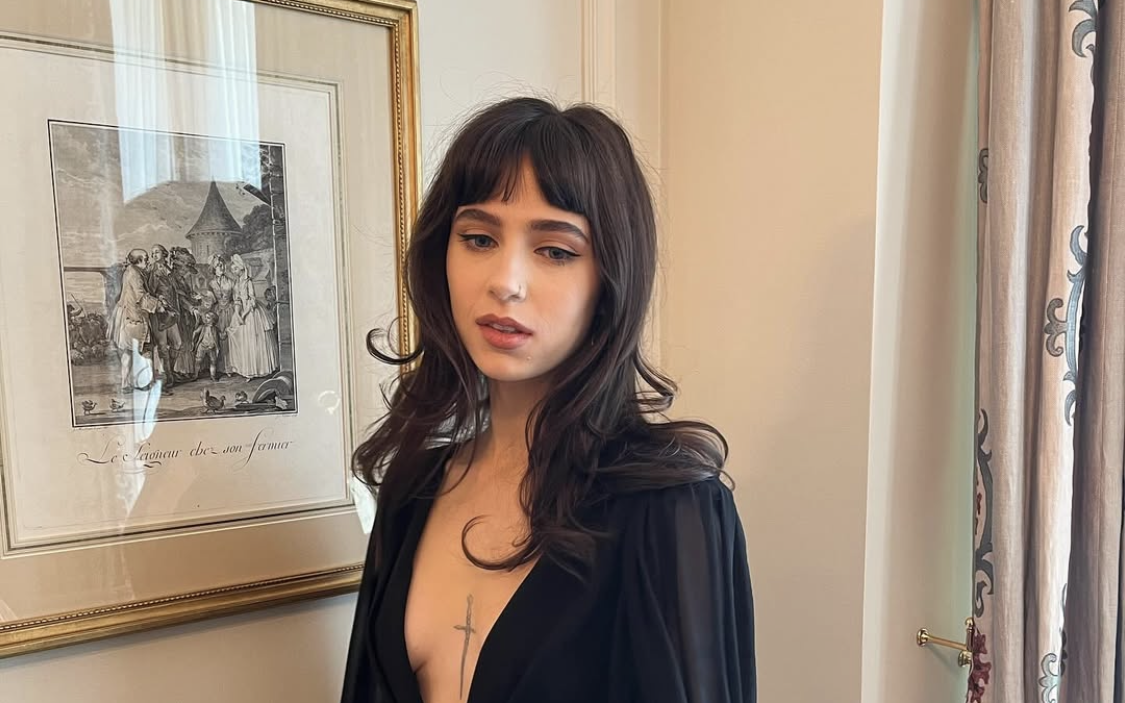 Clairo im Valentino-Dress bei der Pariser Fashion Week