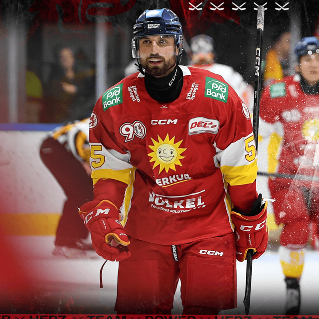 DEG-Spieler Erik Brow mit rotem Trikot auf dem Eis.