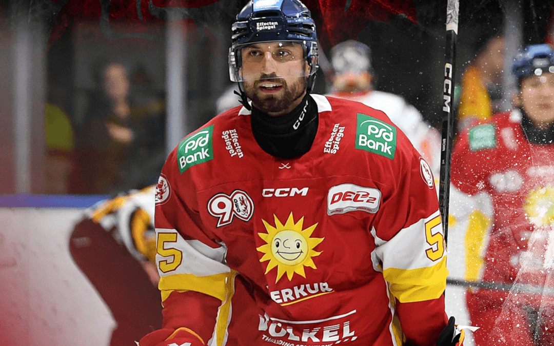 DEG-Spieler Erik Brow mit rotem Trikot auf dem Eis.