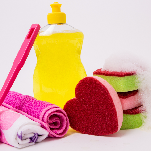 Frühjahrsputz Utensilien: Eimer, Spülmittel, Putztücher