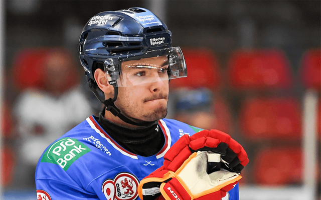 DEG-Neuzugang Simon Thiel im blauen DEG-Trikot.