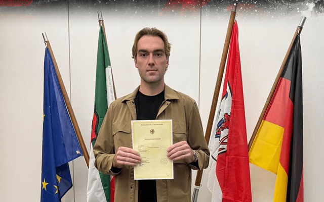 DEG-Torwart Ryan Bednard präsentiert seine Einbürgerungs-Urkunde.